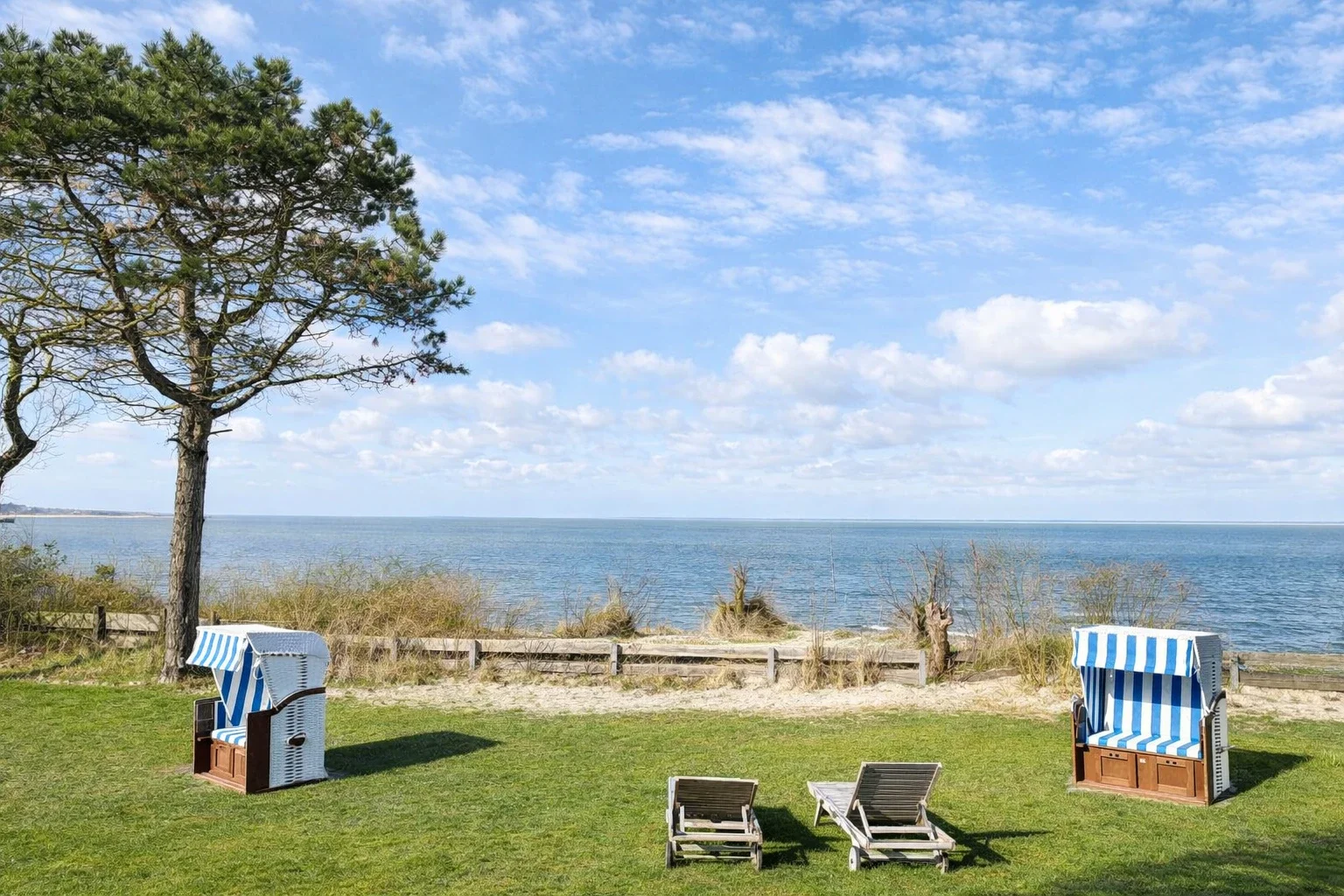 Außenansicht des Ferienhauses Martha in Wittdün auf Amrum mit gepflegtem Garten, Terrasse und Balkon
