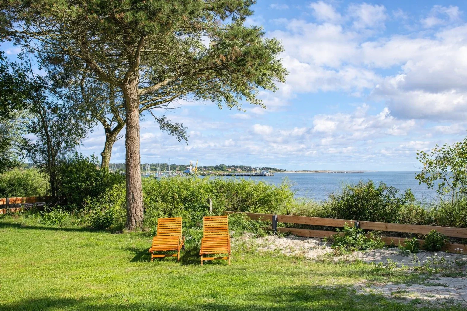 Garten am Ferienhaus Martha auf Amrum mit Liegen und Blick auf die Nordsee in Wittdün