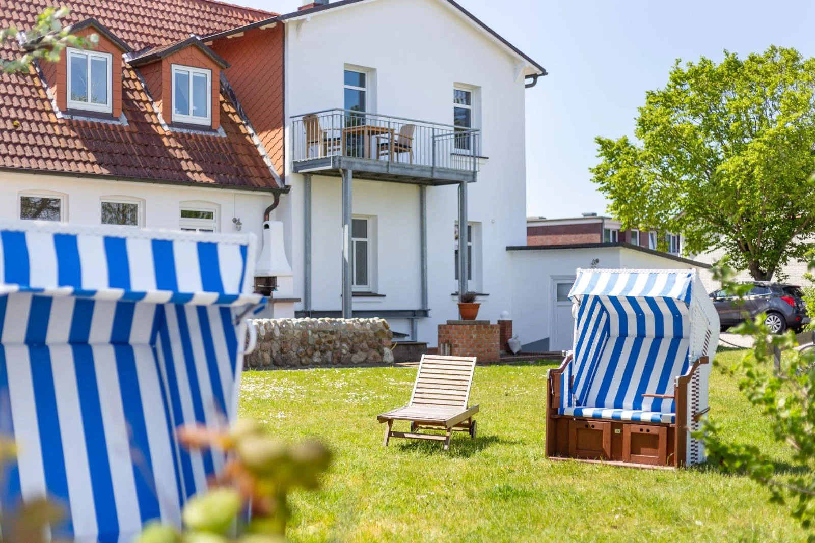 Garten am Ferienhaus Martha auf Amrum mit Strandkörben und gepflegter Grünfläche in Wittdün