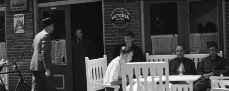 militairen op terras van "Tramstation"