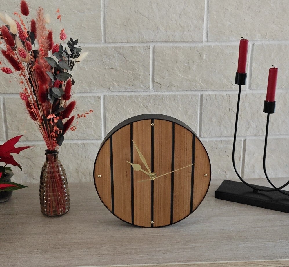 Horloge artisanale en bois recyclé H22 – Rayures noires et cadre métal noir – Fabrication française