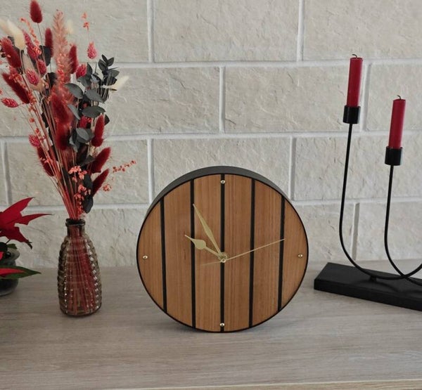 Horloge artisanale en bois recyclé H22 – Rayures noires et cadre métal noir – Fabrication française