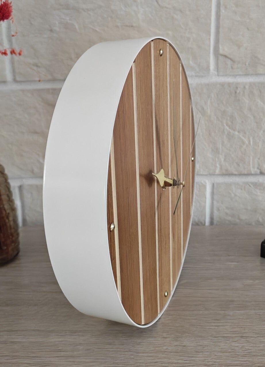 Horloge artisanale en bois recyclé H25 – Rayures écrues et cadre métal blanc – Fabrication française