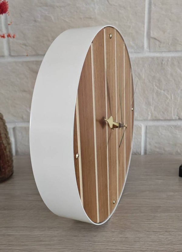 Horloge artisanale en bois recyclé H25 – Rayures écrues et cadre métal blanc – Fabrication française