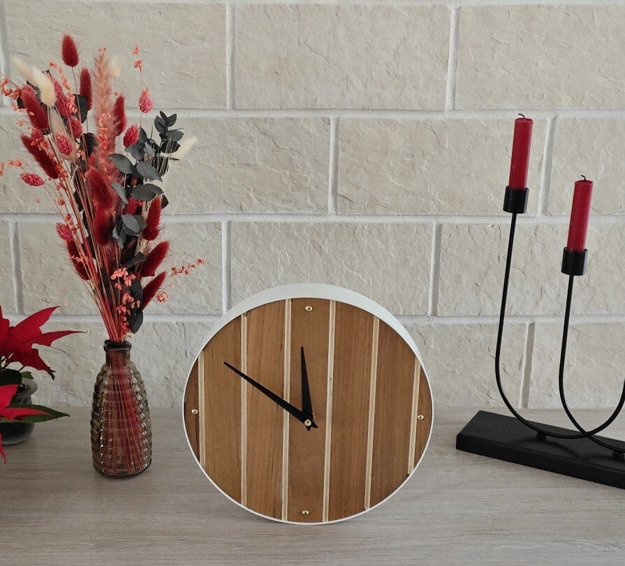 Horloge artisanale en bois recyclé H26 – Rayures écrues et cadre métal blanc – Fabrication française