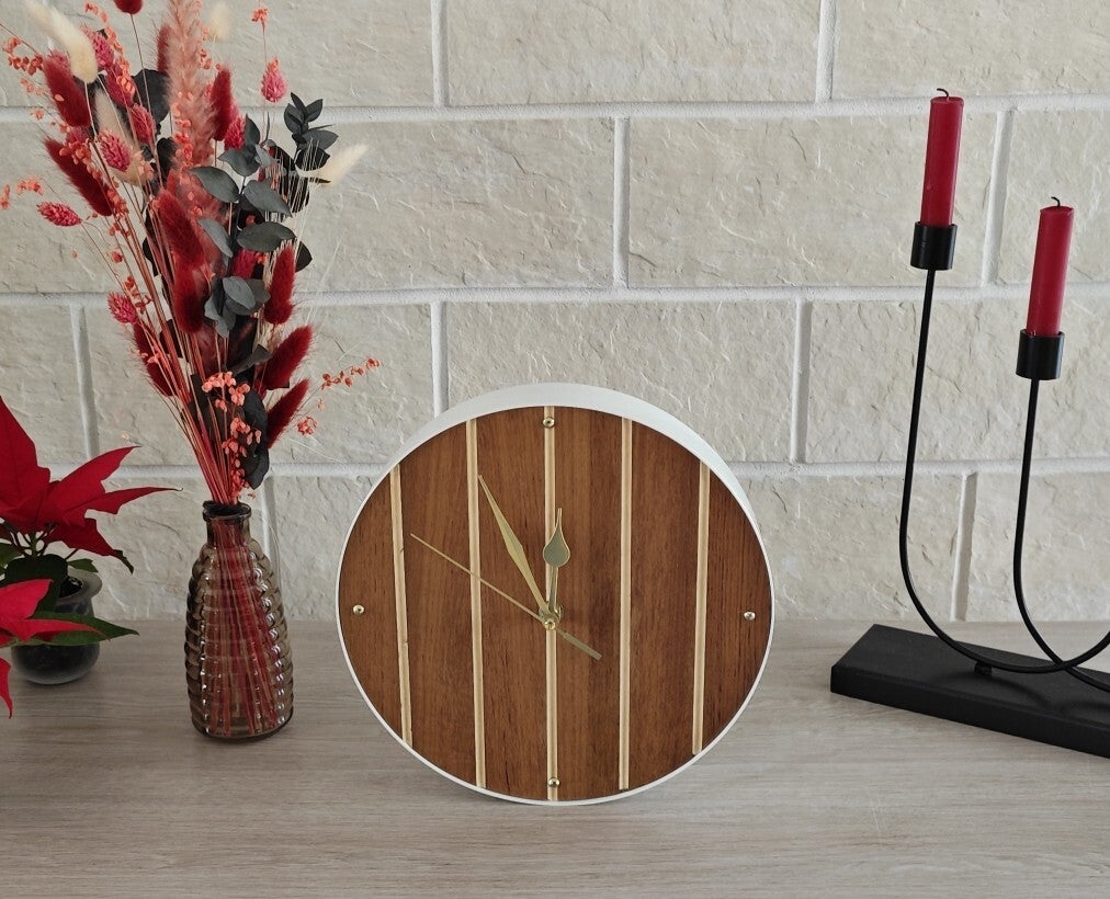 Horloge artisanale en bois recyclé H27 – Rayures écrues et cadre métal blanc – Fabrication française