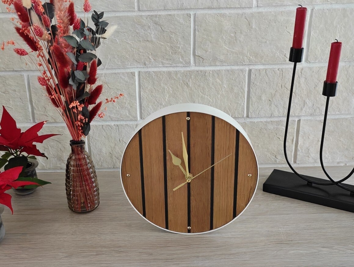 Horloge artisanale en bois recyclé H28 – Rayures noires et cadre métal blanc – Fabrication française