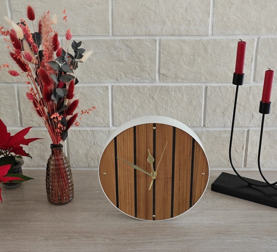 Horloge artisanale en bois recyclé H35 – Rayures noires et cadre métal blanc – Fabrication française