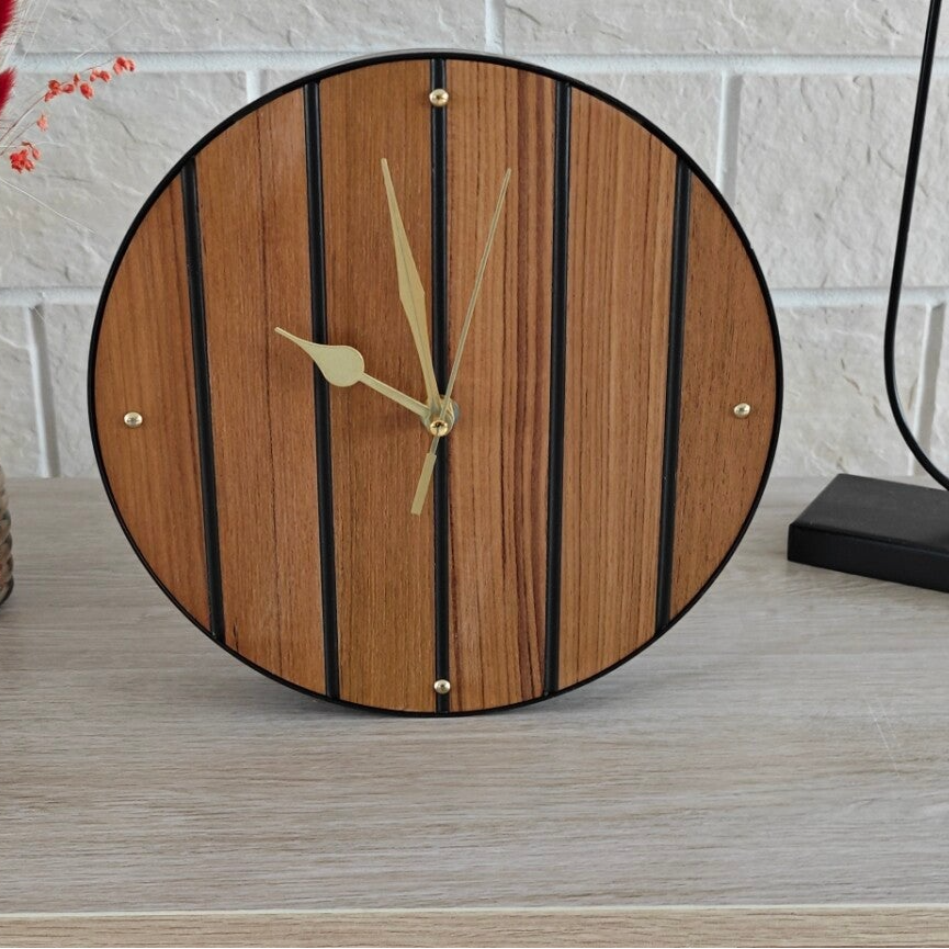 Horloge à poser bois recyclé bois recyclé H20 noire et dorée, 24 cm pièce unique JM Matière d'ici