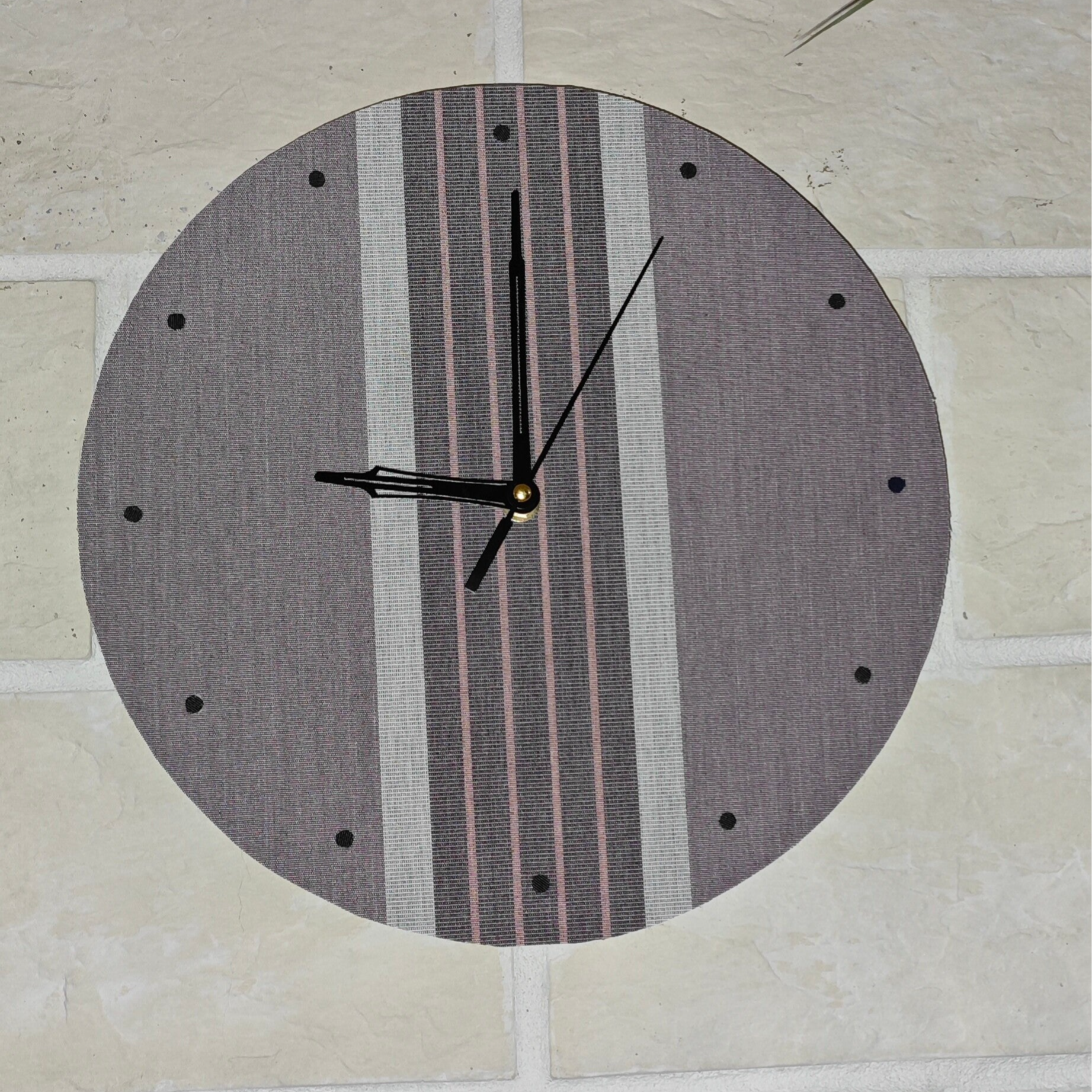 Horloge murale vintage artisanale (H5) – Tissu recyclé gris et rose – Pièce unique