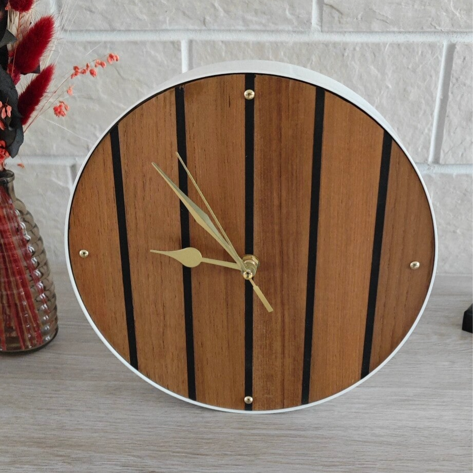 Horloge artisanale en bois recyclé H29 – Rayures noires et cadre métal blanc – Fabrication française