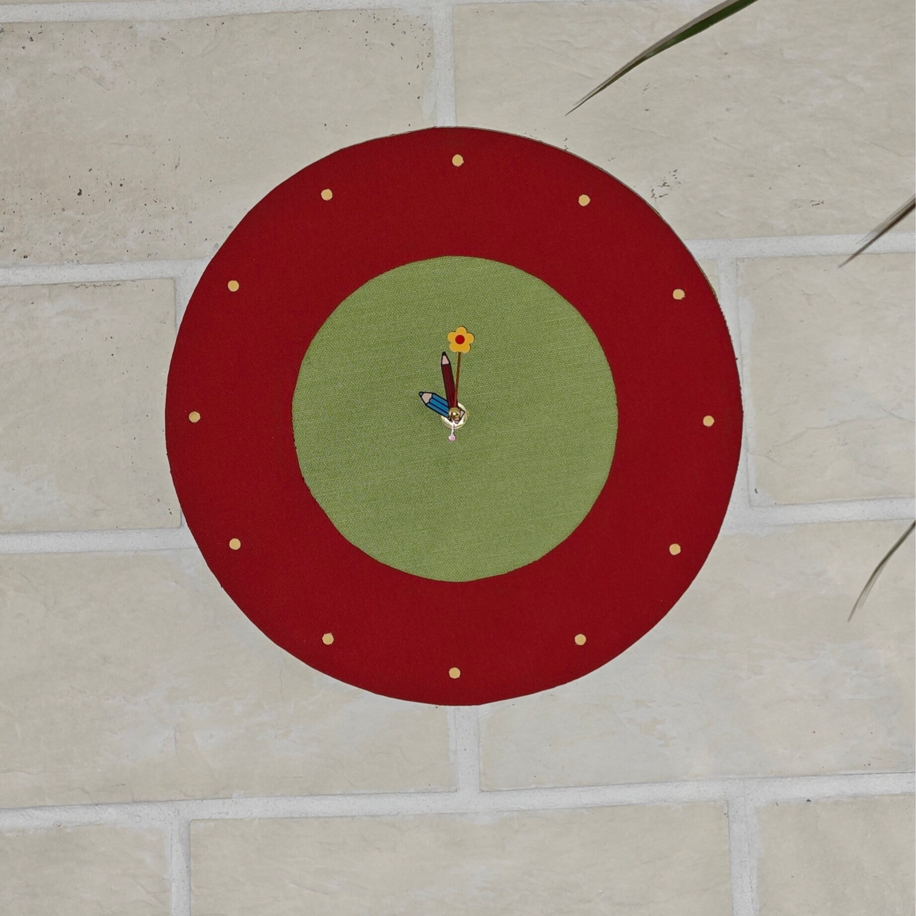 Horloge murale vintage artisanale (H10) – Tissu recyclé rouge et vert – Pièce unique