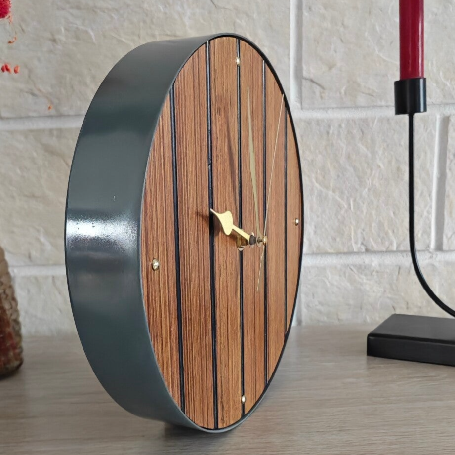 Horloge artisanale en bois recyclé H16 – Rayures noires et cadre métal gris – Fabrication française