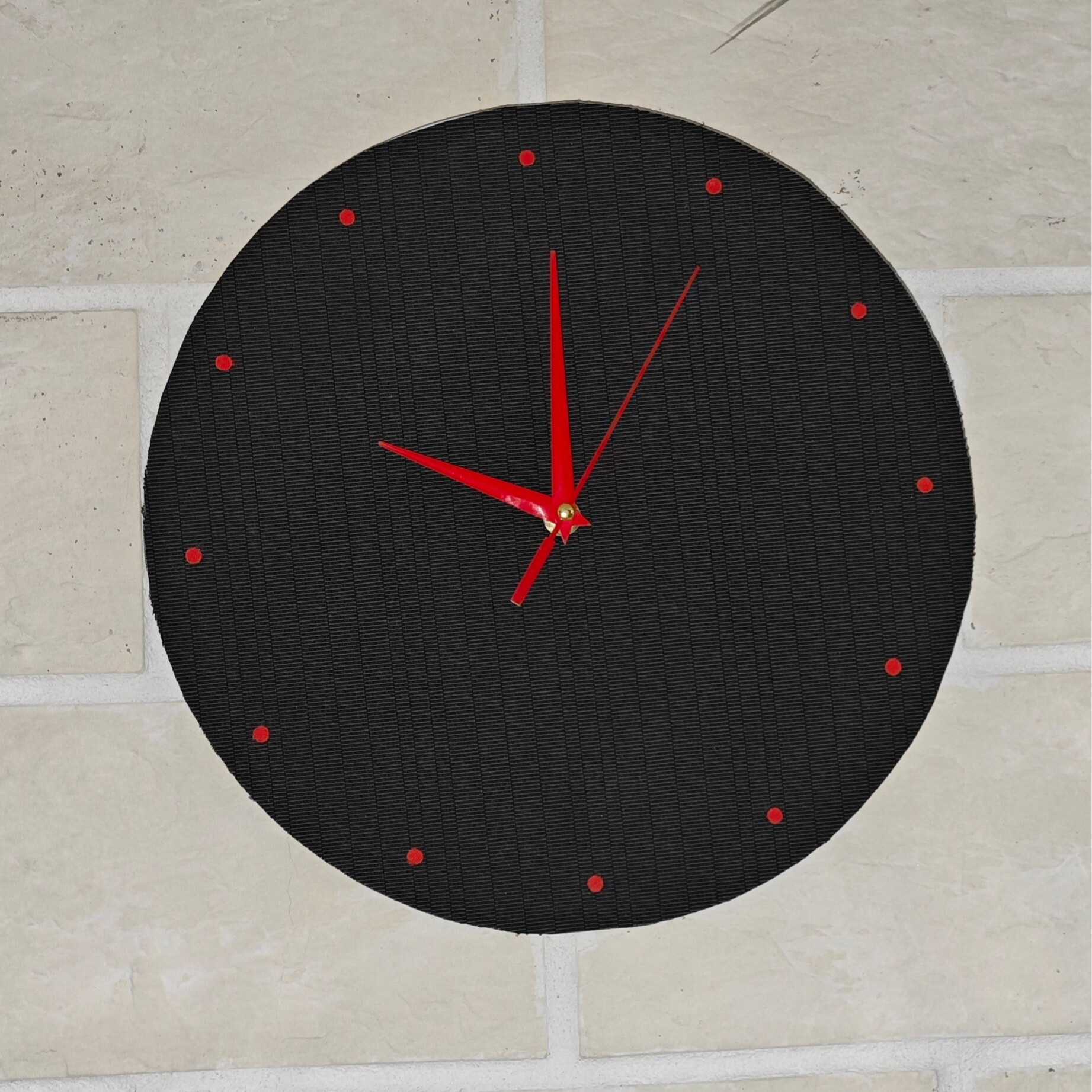 Horloge murale vintage artisanale (H9) – Tissu recyclé gris anthracite – Pièce unique