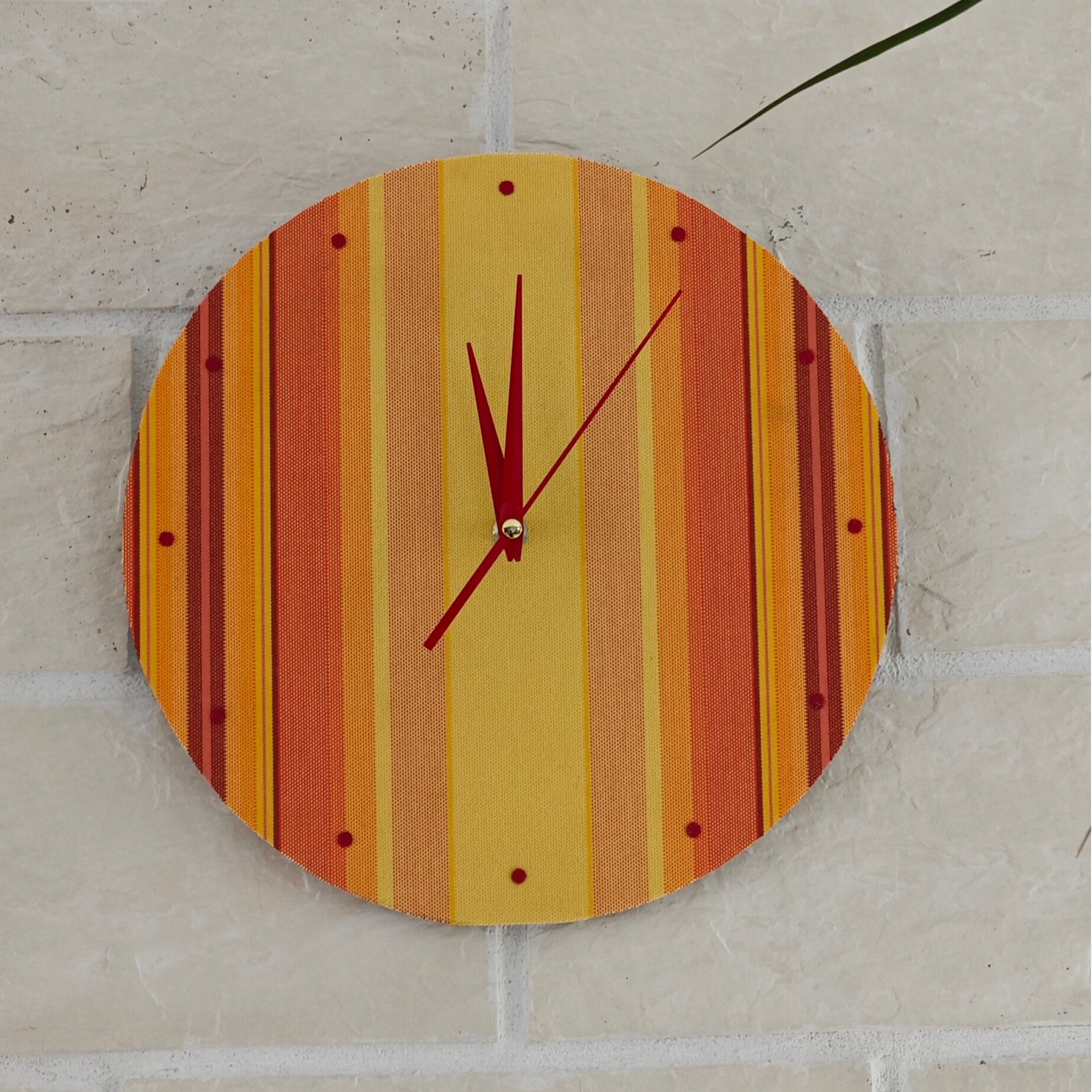 Horloge murale vintage artisanale (H7) – Tissu recyclé jaune et rouge – Pièce unique