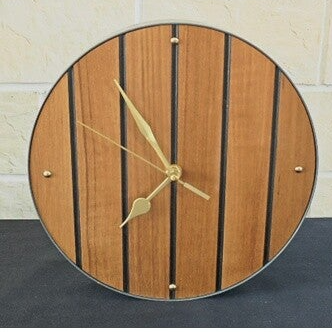Horloge artisanale en bois recyclé H18 – Rayures noires et cadre métal gris – Fabrication française