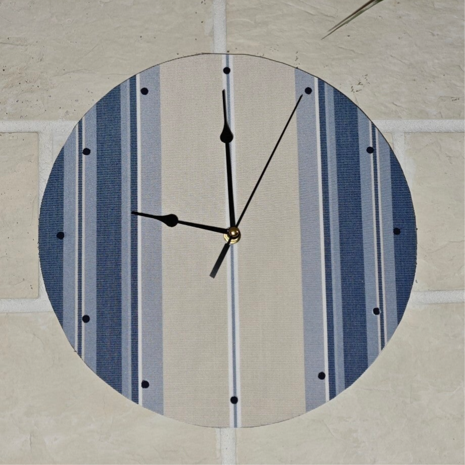 Horloge murale vintage artisanale (H2) – Tissu recyclé bleu et écru – Pièce unique