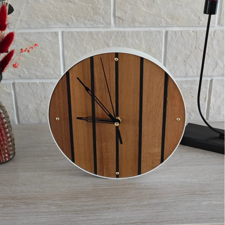 Horloge artisanale en bois recyclé H32 – Rayures noires et cadre métal blanc – Fabrication française