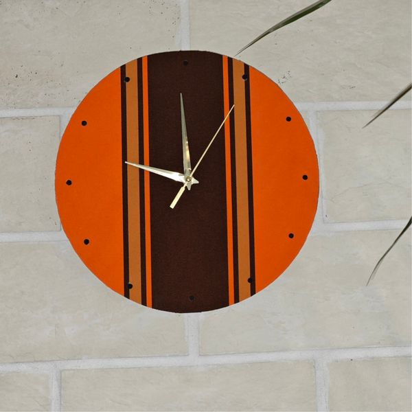 Horloge murale vintage artisanale (H1) – Tissu recyclé orange et marron – Pièce unique