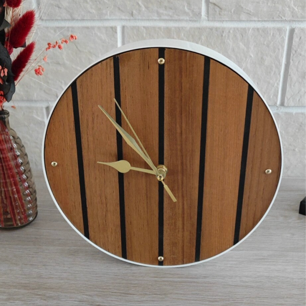 Horloge artisanale en bois recyclé H29 – Rayures noires et cadre métal blanc – Fabrication française