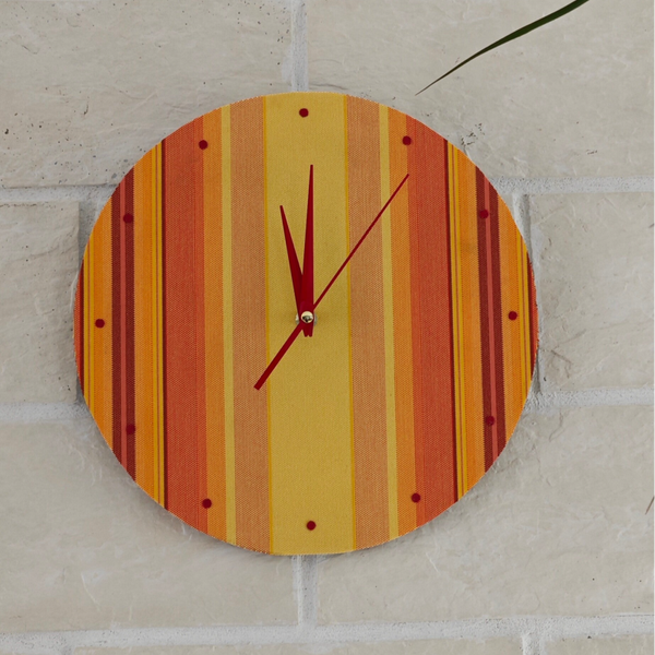 Horloge murale vintage artisanale (H7) – Tissu recyclé jaune et rouge – Pièce unique