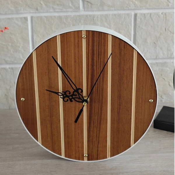 Horloge artisanale en bois recyclé H34 – Rayures écrues et cadre métal blanc – Fabrication française