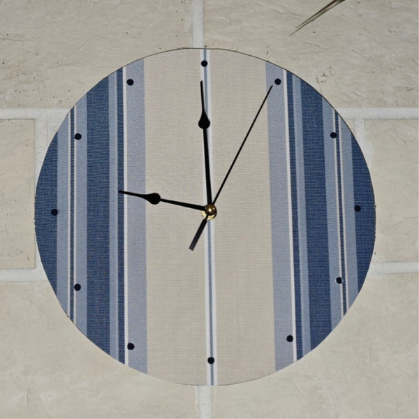 Horloge murale vintage artisanale (H2) – Tissu recyclé bleu et écru – Pièce unique