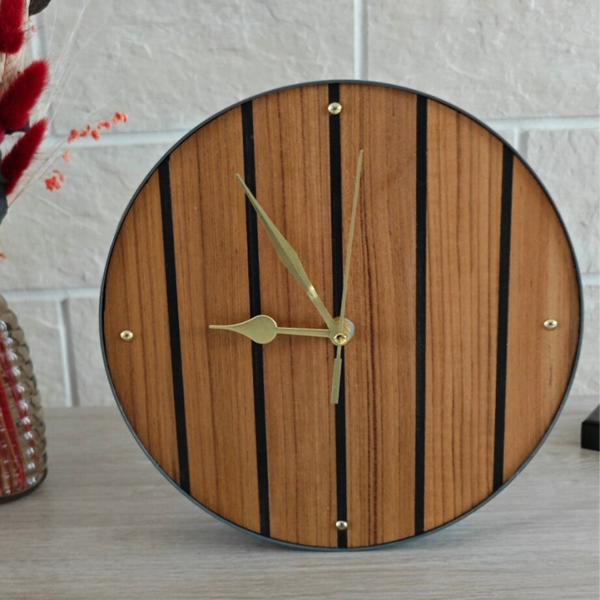 Horloge artisanale en bois recyclé H17 – Rayures noires et cadre métal gris – Fabrication française