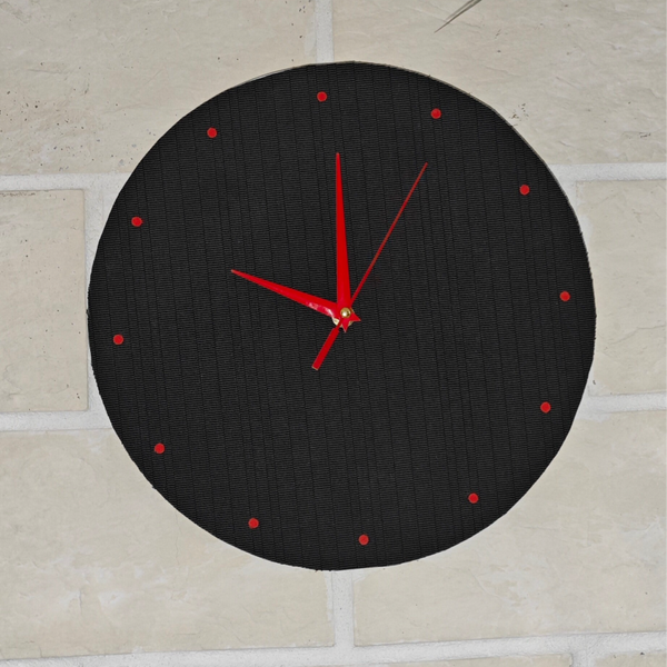 Horloge murale vintage artisanale (H9) – Tissu recyclé gris anthracite – Pièce unique