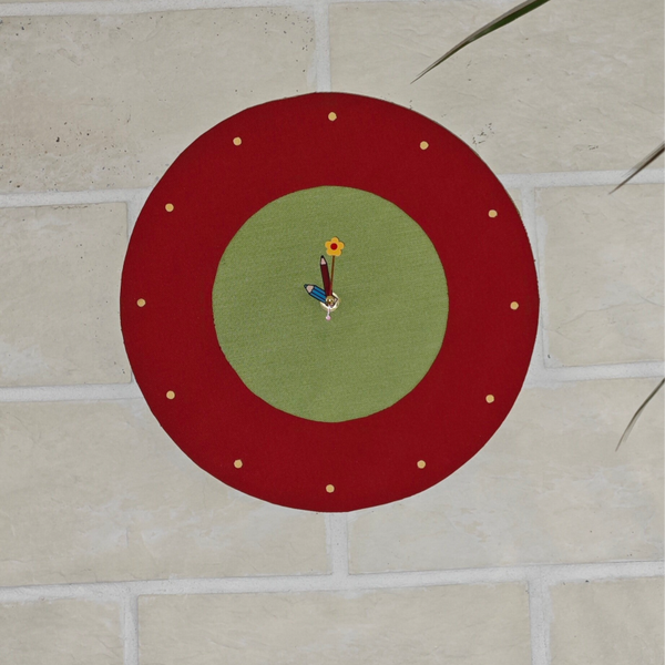 Horloge murale vintage artisanale (H10) – Tissu recyclé rouge et vert – Pièce unique