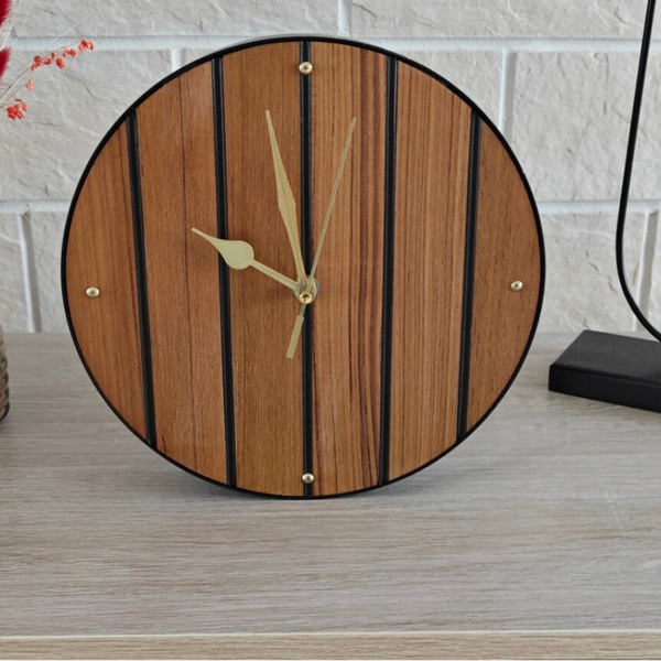 Horloge à poser bois recyclé bois recyclé H20 noire et dorée, 24 cm pièce unique JM Matière d'ici