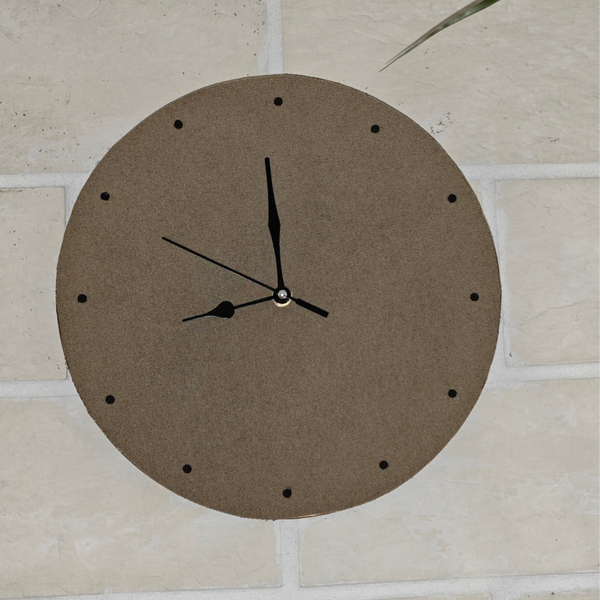 Horloge murale vintage artisanale (H11) – Tissu recyclé taupe – Pièce unique