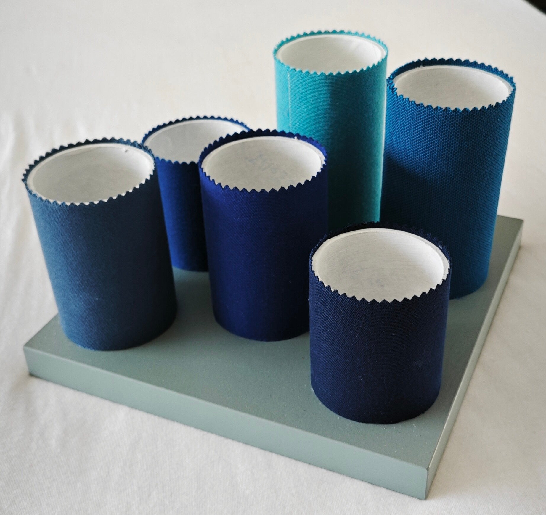 Organiseurs de bureau design en matériaux recyclés : nuances de bleu (N° C8)