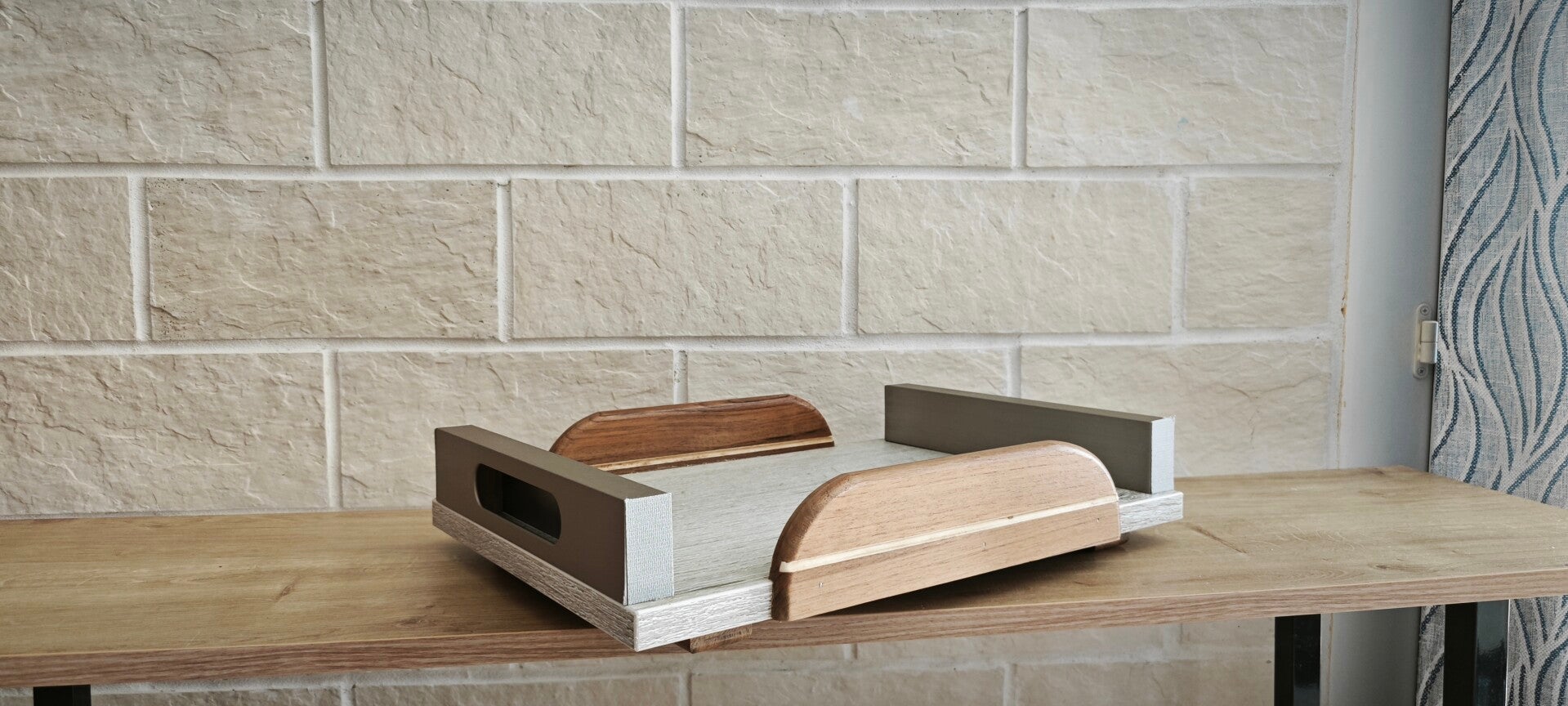 Plateau artisanal en bois – Pièce unique - PL2