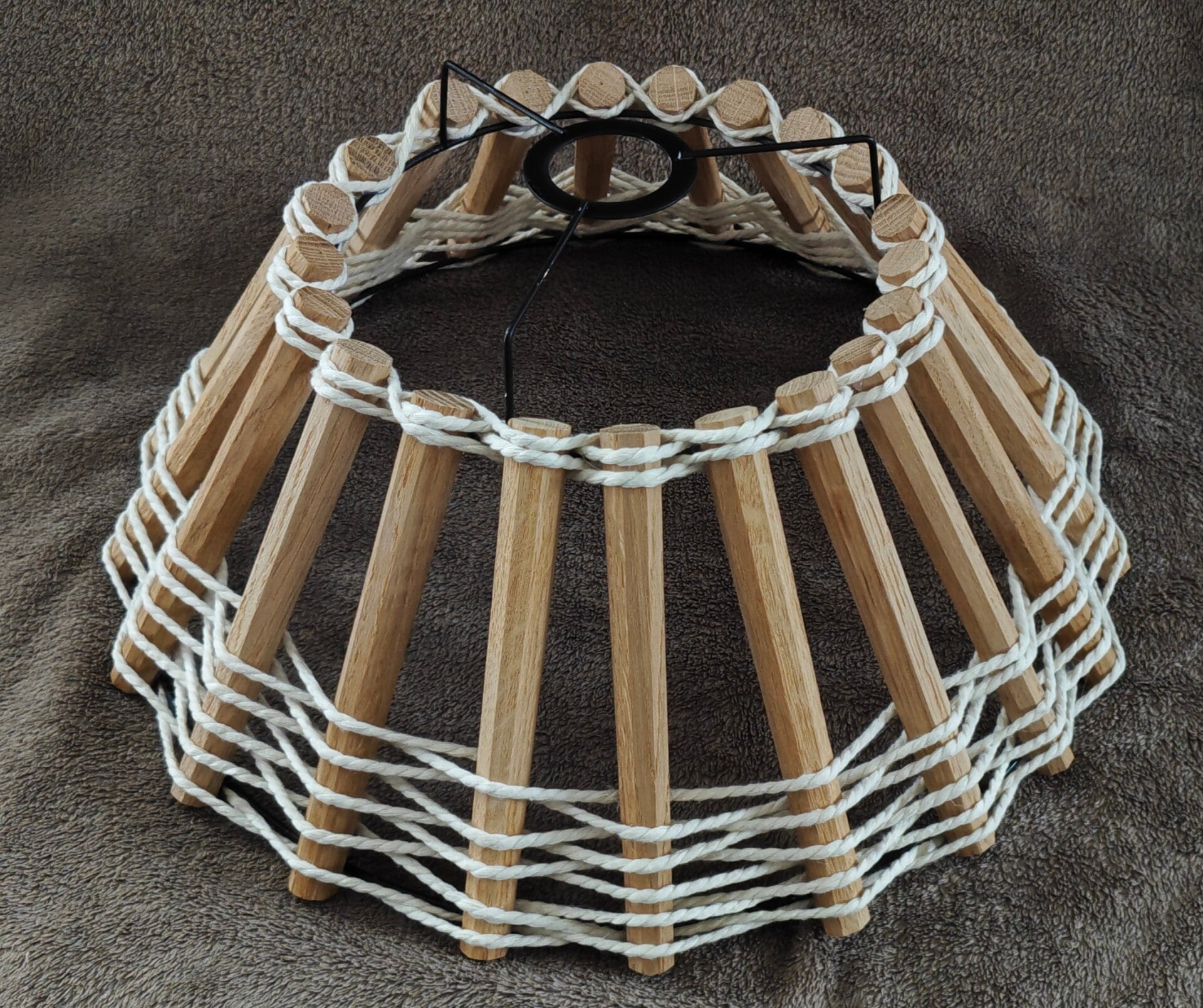 Lustre artisanal en chêne massif et macramé écru (S1) – Suspension bohème écoresponsable – Pièce unique