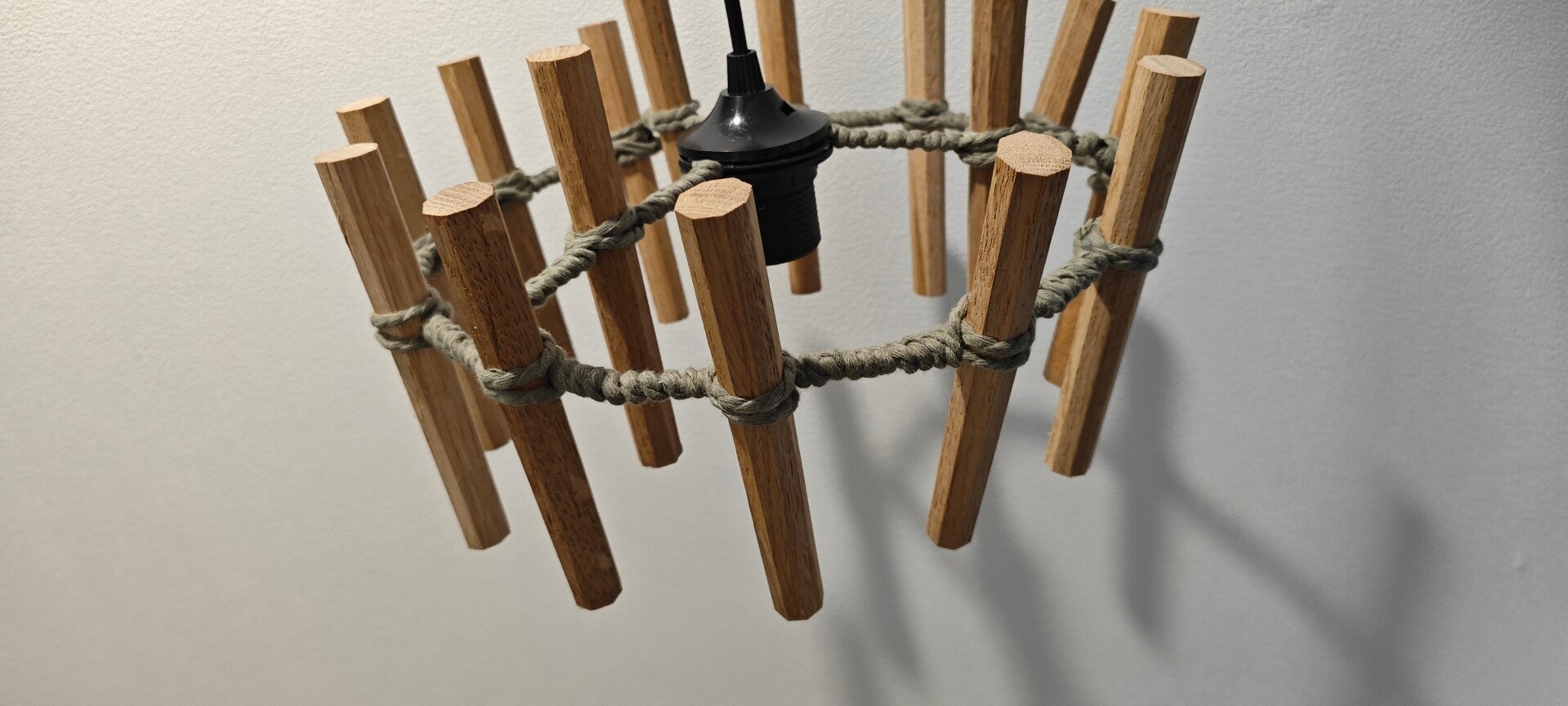 Lustre artisanal en chêne massif et macramé vert (S2) – Suspension bohème écoresponsable – Pièce unique