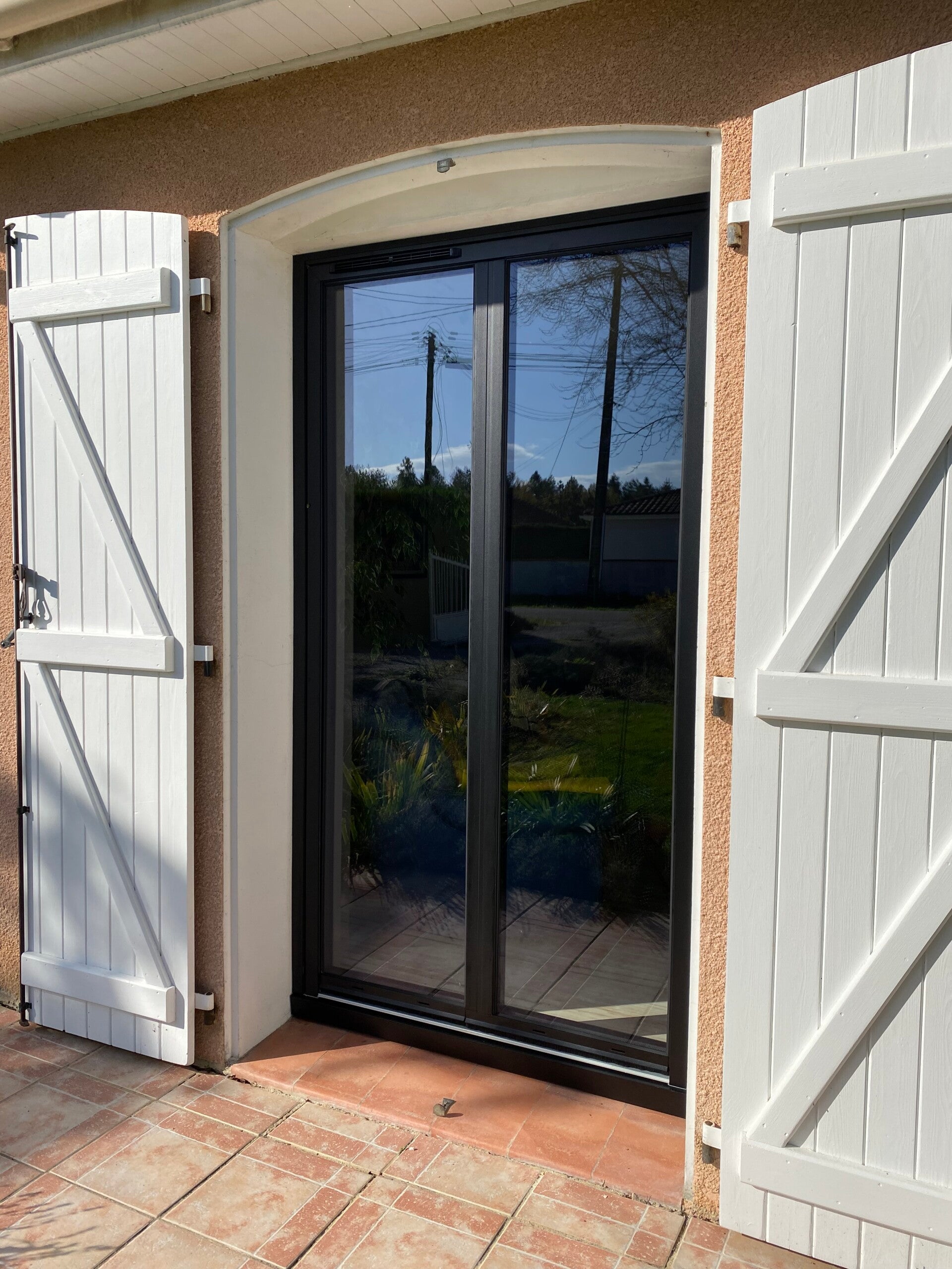 Installation de menuiserie aluminium noir ral 9005 à Negrepelisse.