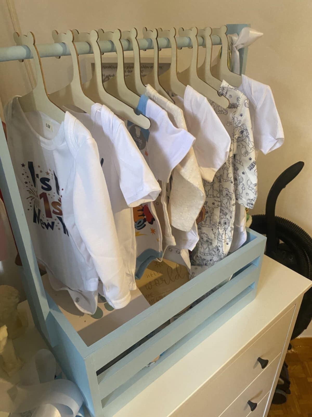 Ξύλινο καλάθι δώρου για νεογέννητο