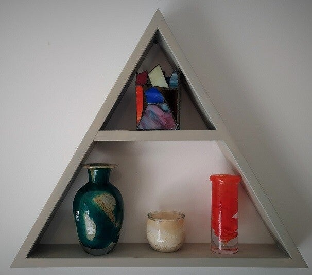 Τρίγωνο ράφι με σχέδιο