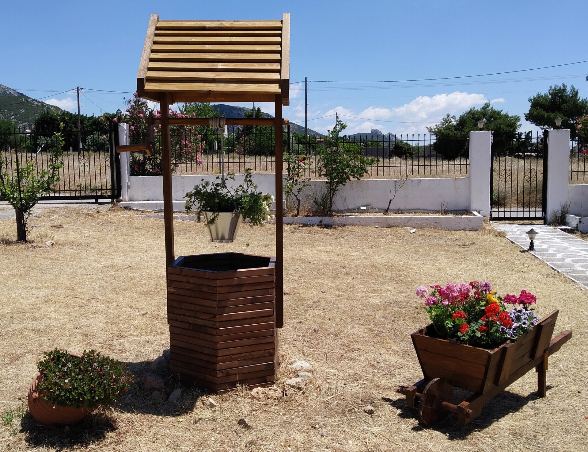 Ξύλινο διακοσμητικό πηγάδι