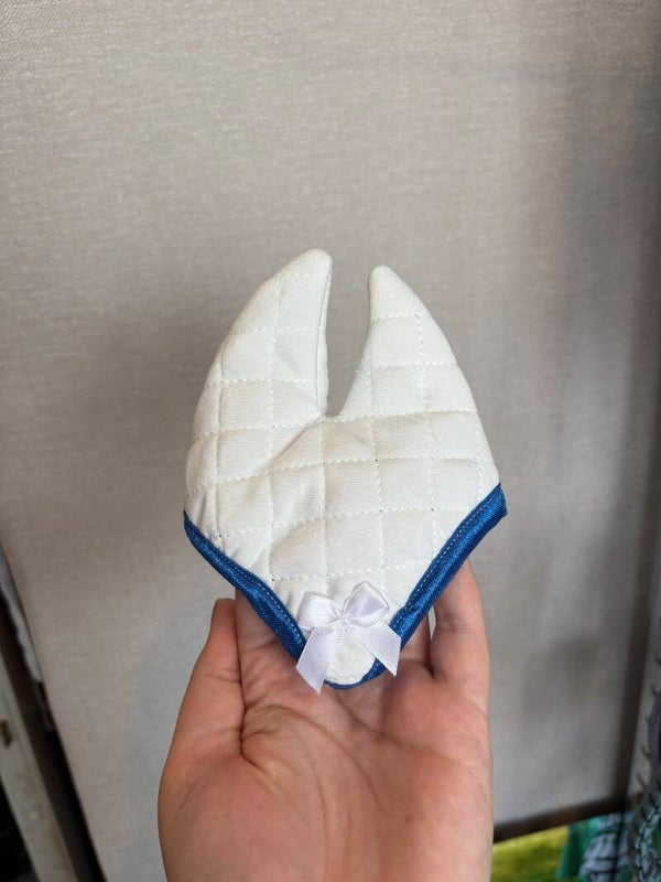 IW earbonnet white-blue bow