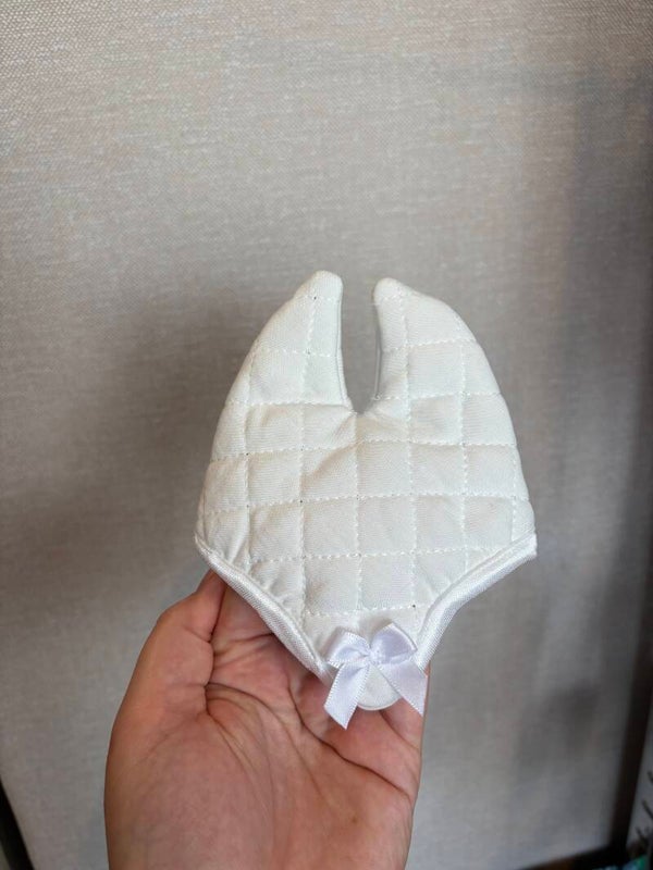 IW earbonnet white bow