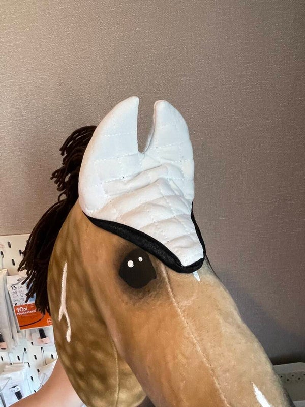 IW white-black earbonnet