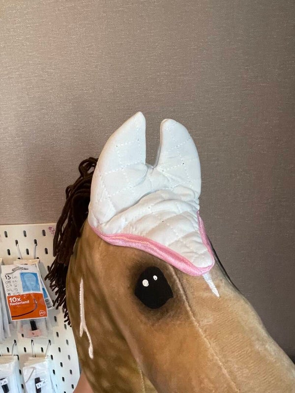 IW white-pink earbonnet