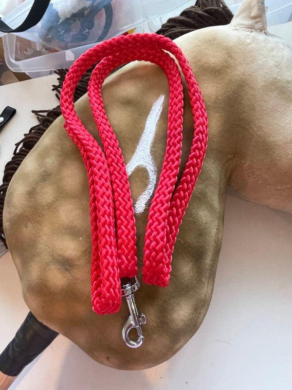 IW bright red leadrope with silver clip