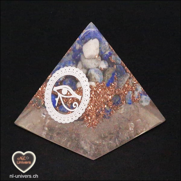 Pyramide en orgonite Lapis-Lazuli + Cristal de roche - Symbole Œil d’Horus / 5.5 à 6 CM Largeur, 7 CM Hauteur