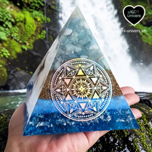 Pyramide orgonite Aigue-Marine avec symbole