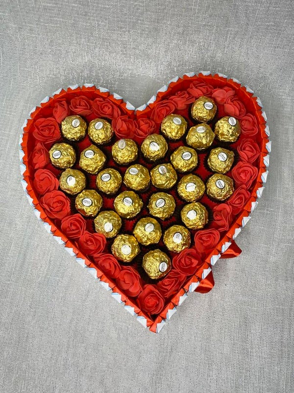 Pralinen Herztorte mit Schaumstoff Rosen Außen