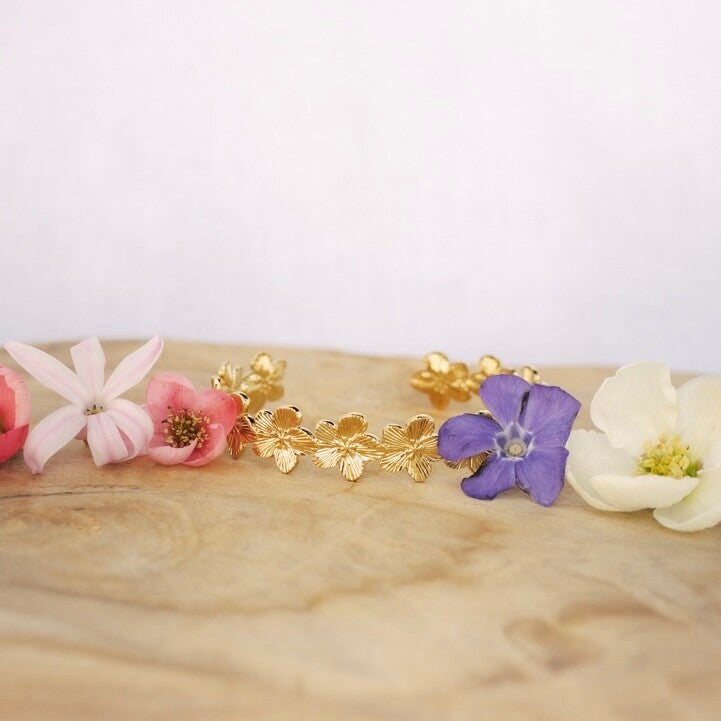 Big flower bangle goud