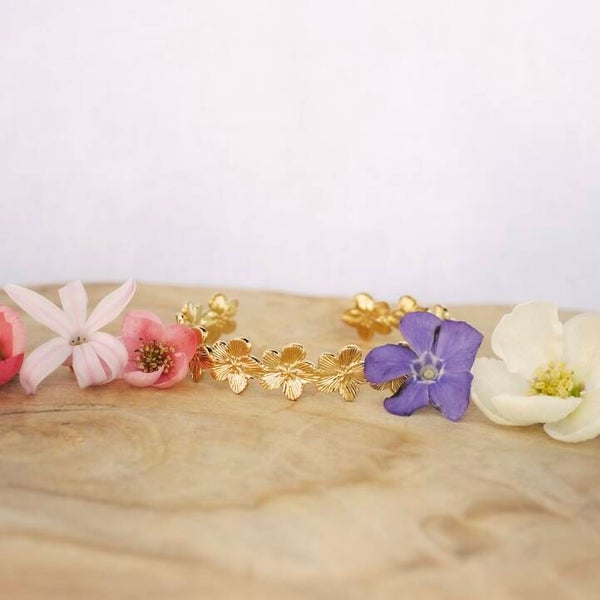 Big flower bangle goud